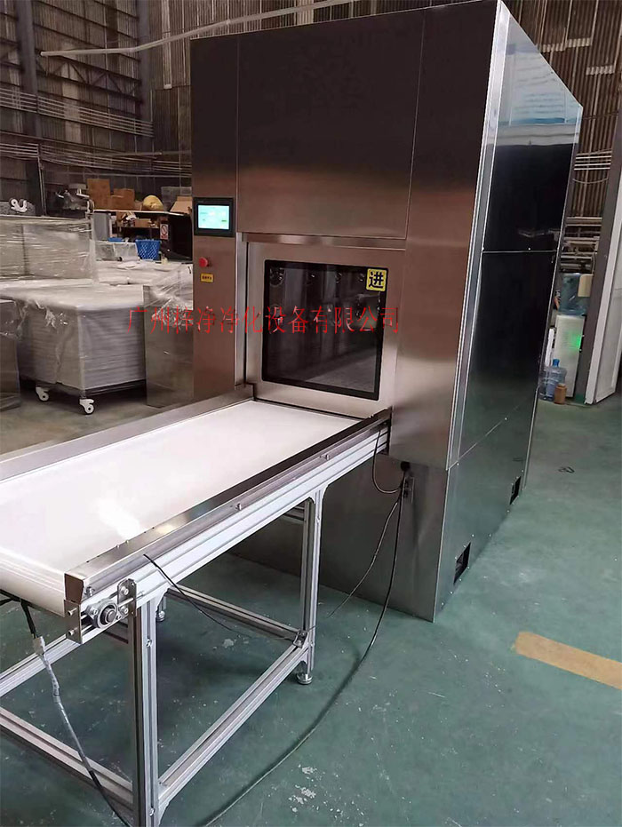 輸送帶傳遞窗還可吹淋被傳遞物品的表面，防止物品可能攜帶塵埃進入潔凈室。