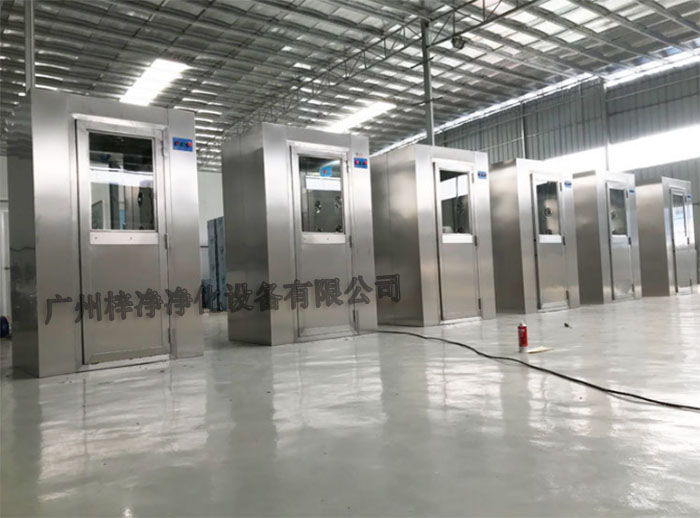 全不銹風(fēng)淋室采用全不銹鋼材質(zhì)制造，具有良好的耐腐蝕性、耐高溫性和耐磨損性。