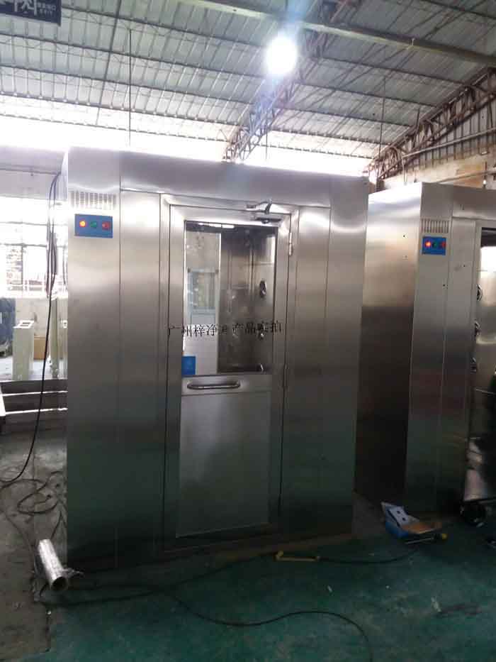 風(fēng)淋室應(yīng)配備高效過濾器，確保過濾效率達(dá)到行業(yè)要求。