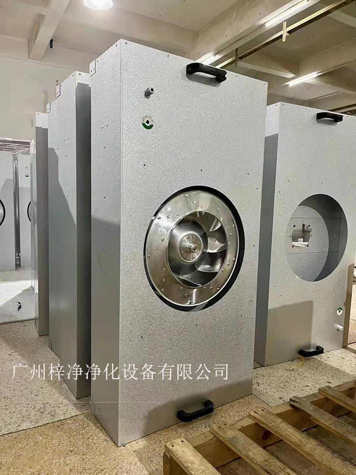 直流FFU適用于半導(dǎo)體、電子、平板顯示器和磁盤(pán)驅(qū)動(dòng)器的廠家及光學(xué)、生物工業(yè)及其它對(duì)空氣中污染有嚴(yán)格控制要求的地方。