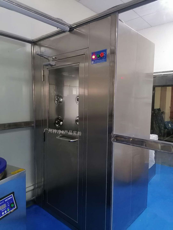 風淋室作為一種重要的潔凈室設備，其內(nèi)部使用的初效過濾器和高效過濾器發(fā)揮著至關重要的作用。