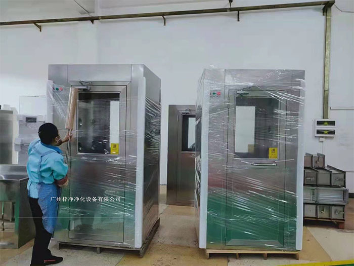 風淋室作為一種重要的潔凈室設備在運輸前，應對風淋室進行徹底的清潔和檢查，確保無損壞。