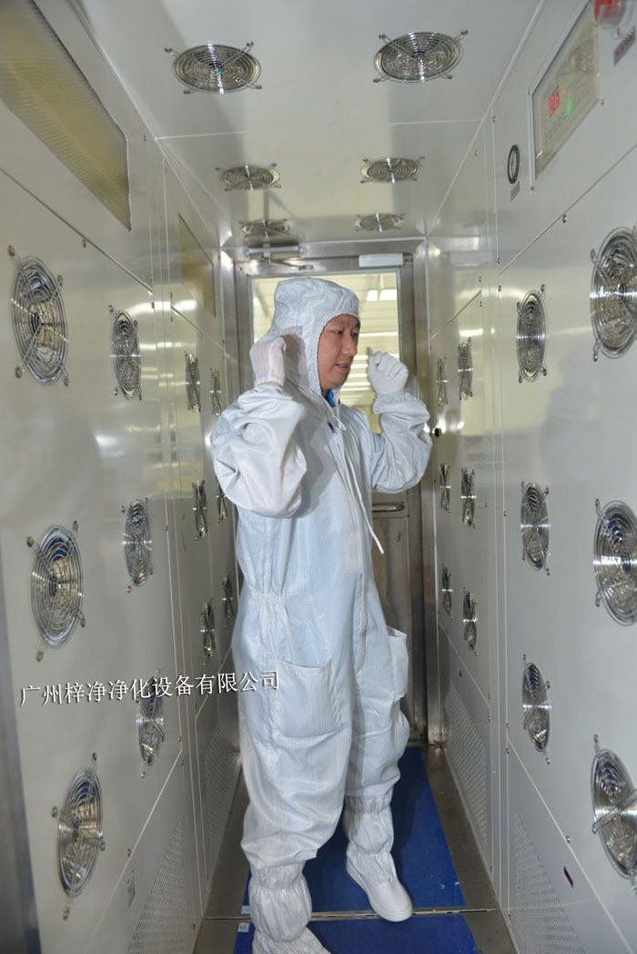風(fēng)淋室是一種用于去除人員、物料表面塵埃的凈化設(shè)備