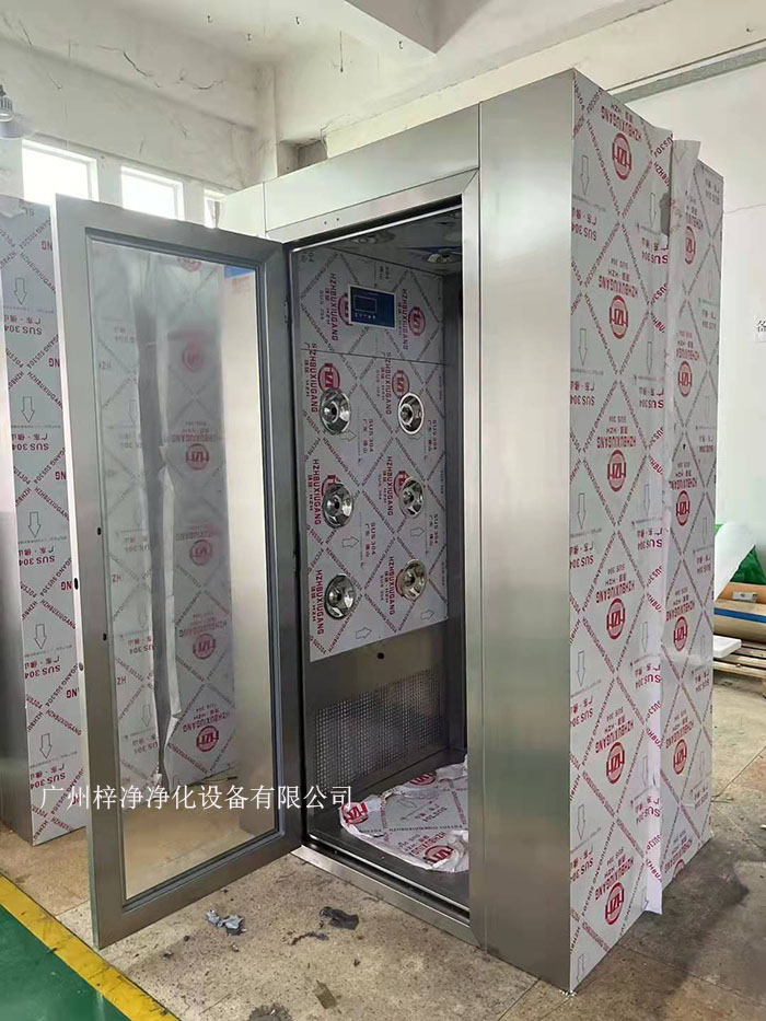 風(fēng)淋室的主要功能是通過高速氣流將塵埃和污物吹離工作人員的衣物和身體，從而確保進(jìn)入潔凈室的環(huán)境符合規(guī)定的潔凈度標(biāo)準(zhǔn)。