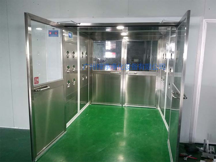 貨淋室主要用于物料表面的除塵，常用于生產(chǎn)線或倉(cāng)庫(kù)的出口處。