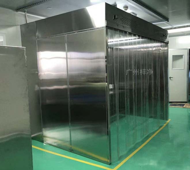 負壓稱量罩內空氣經(jīng)初效過濾器、由離心風機壓入靜壓箱，在經(jīng)高效過濾器后從氣流擴散送風單元出風面吹出，潔凈空氣以均勻的斷面風速流經(jīng)工作區(qū)，從而形成高潔凈的工作環(huán)境。