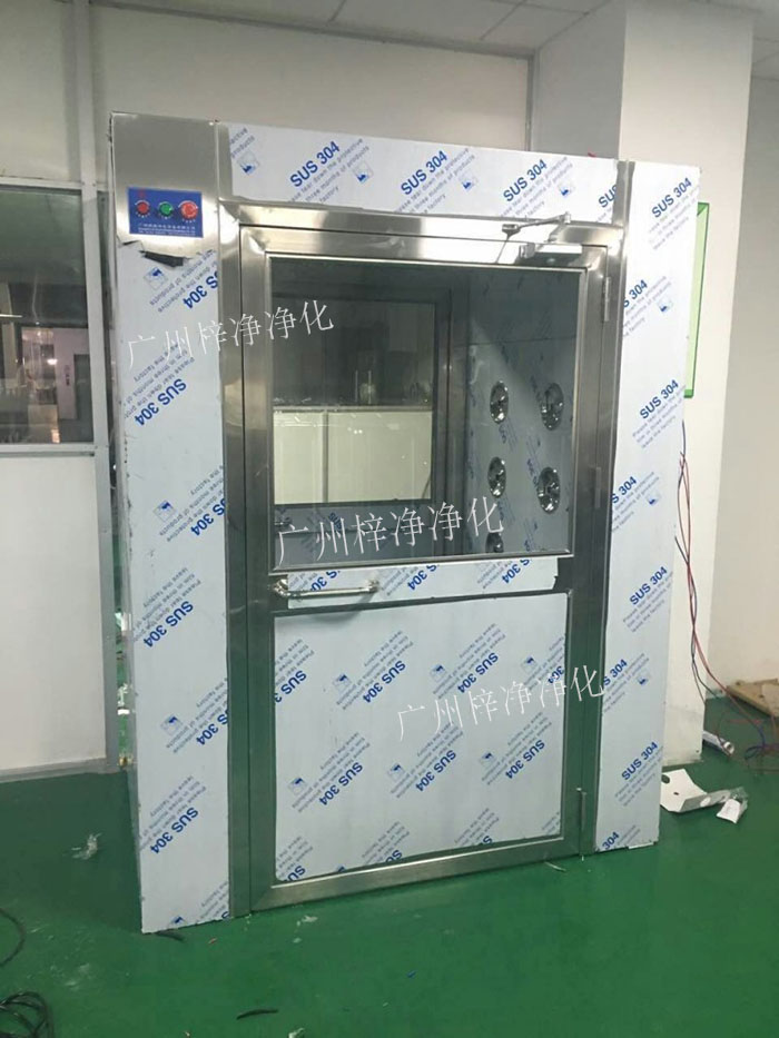 防爆風淋室是指風淋室的電機、指示燈、照明燈、接線管必須嚴格按照防爆標準