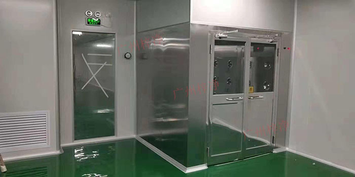 對于風(fēng)淋室，通常安裝在人員進(jìn)出潔凈室的主要通道上