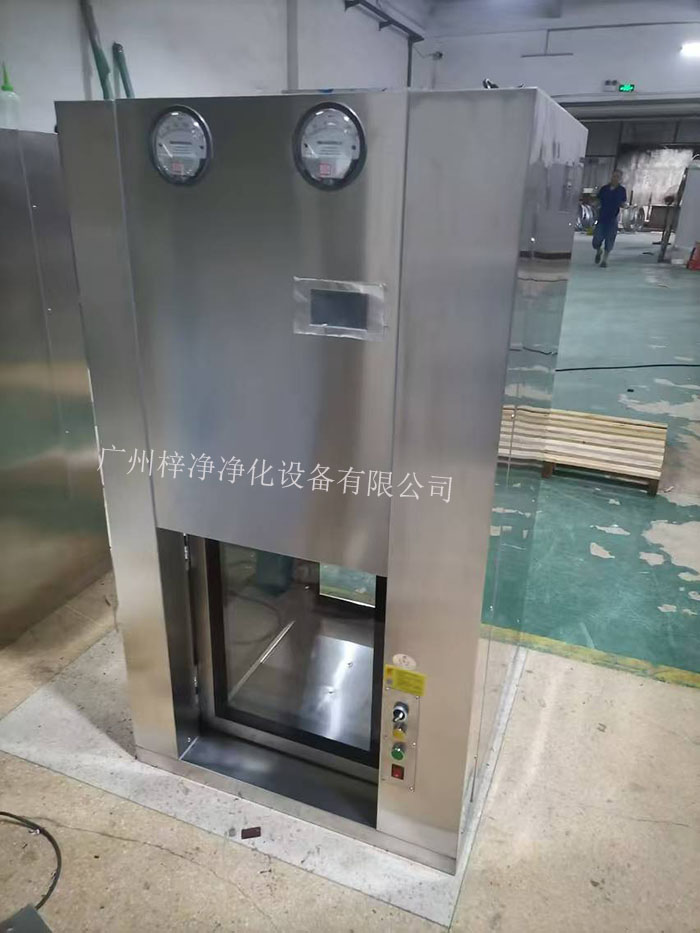 傳遞窗是一種用于潔凈室內(nèi)部或潔凈室與外界之間傳遞物品的設(shè)備，可以防止外部污染進(jìn)入潔凈室。
