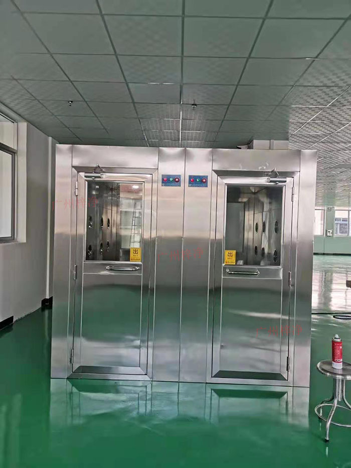 風(fēng)淋室主要功能是通過快速氣流的作用，去除人員和物料表面攜帶的塵埃和微生物，以確保進入潔凈室的人員和物料不會污染車間環(huán)境。