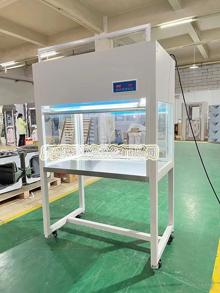 超凈工作臺通過高效過濾器提供單向或垂直單向氣流，形成局部潔凈區(qū)。