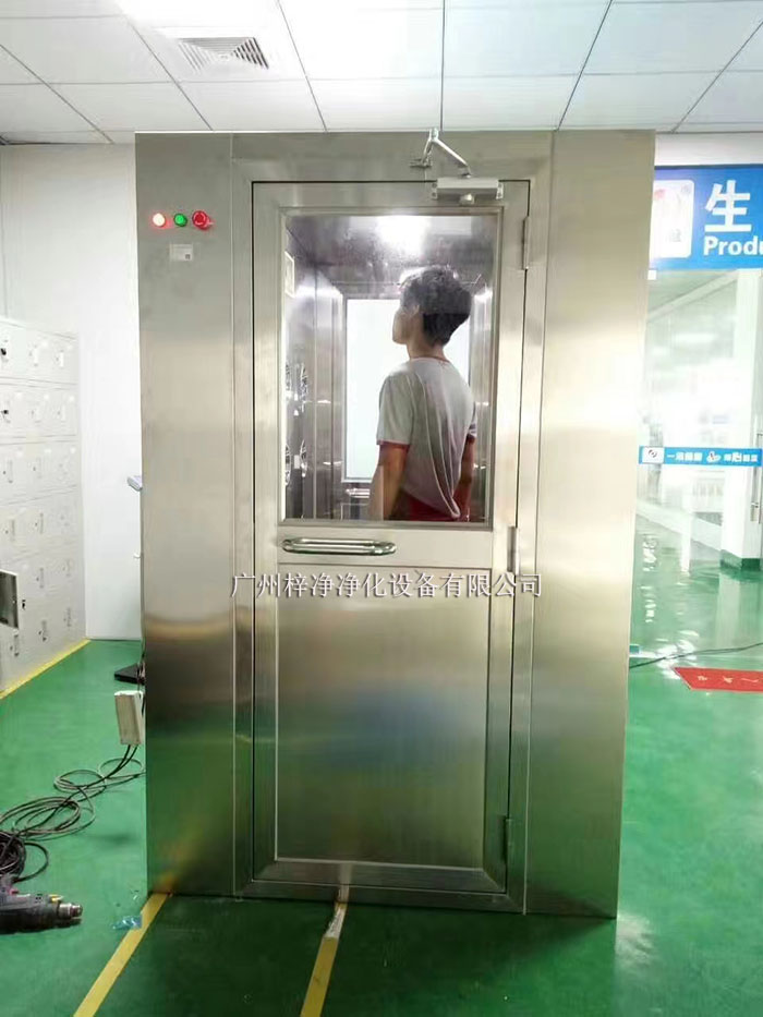 風(fēng)淋室工作原理是通過高速氣流的沖擊，有效清除進(jìn)入潔凈室的人員、物料表面攜帶的塵埃和污染物。