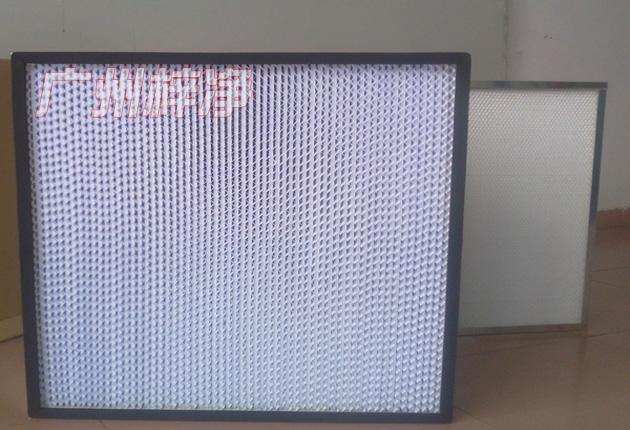 HS有隔板高效過濾器可廣泛用于光學(xué)電子、LCD液晶制造，生物醫(yī)藥、精密儀器、飲料食品，PCB印刷等行業(yè)無塵凈化車間的空調(diào)末端送風(fēng)處。